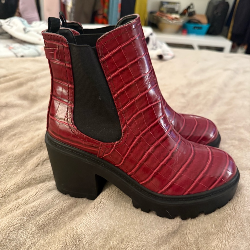 Unban Outfitters Maroon Slip On Chunky Boots-size-7